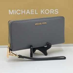 MICHAEL KORS LARGE TRAVEL CONTINENTAL WRISTLET WALLET HEATHER GREY COLOR